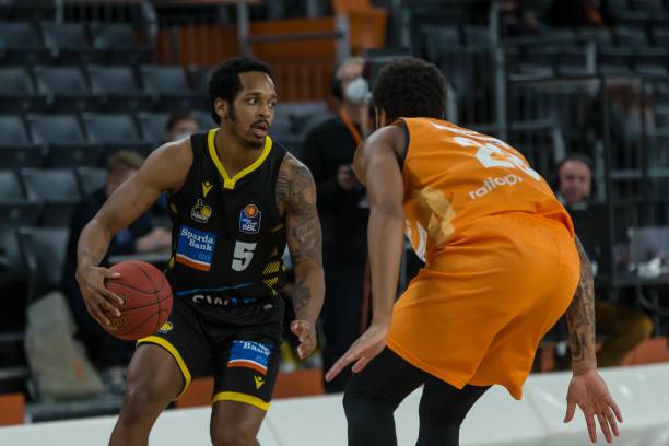 谁就更接近 谁就更接近