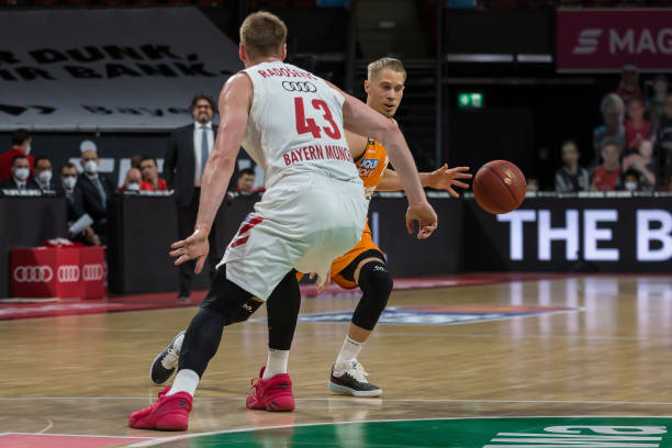 塞斯科结束11场球荒，梅开二度难救曼联